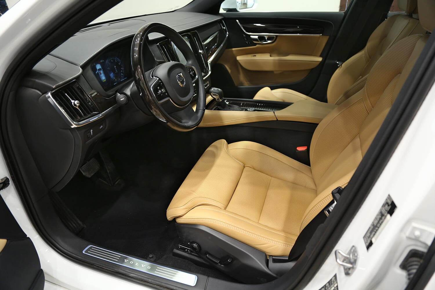 صورة داخلية للسيارة  فولفو S90 T6 2019