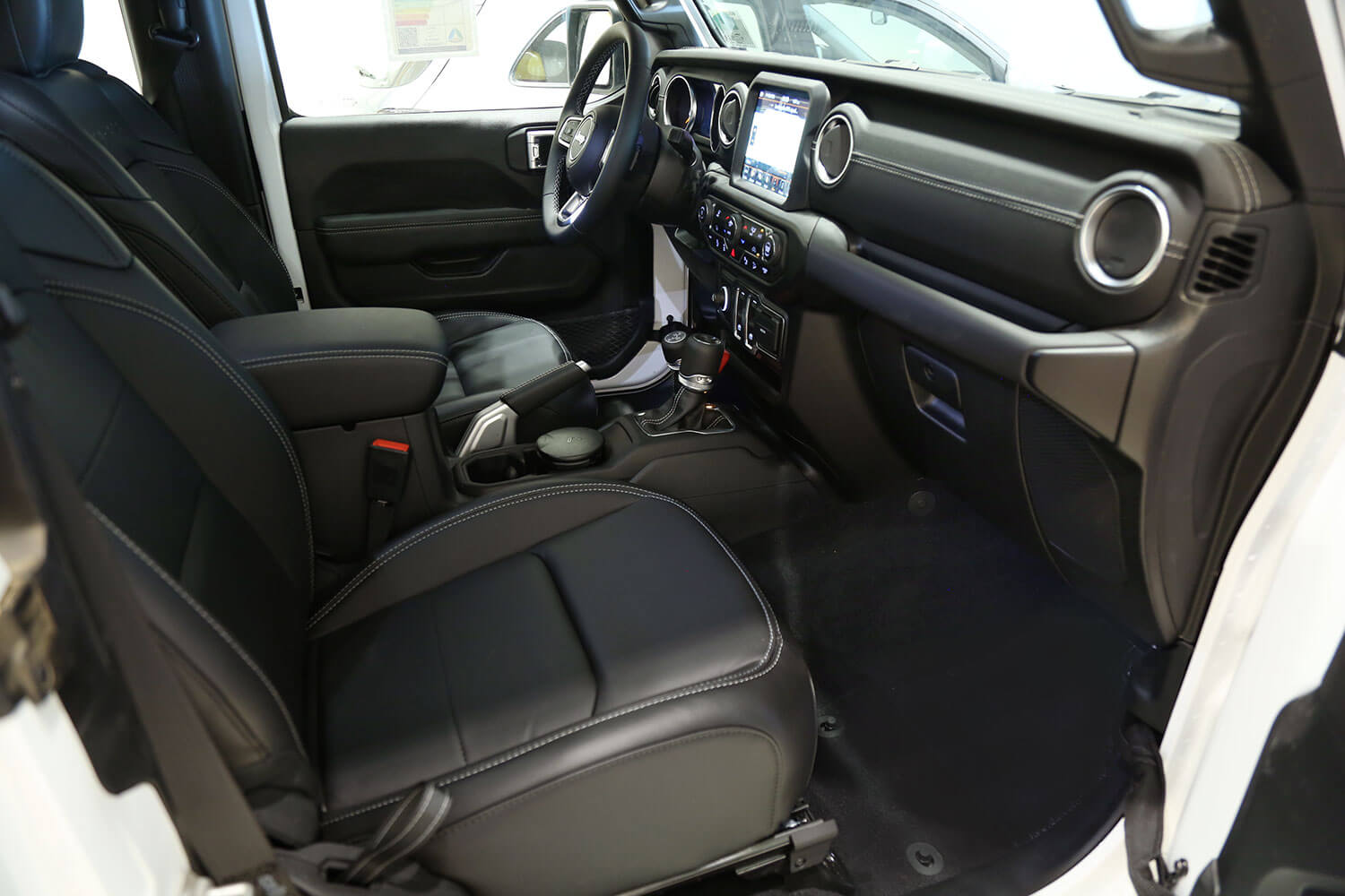 صورة داخلية للسيارة  جيب رانجلر Sahara Plus 2020