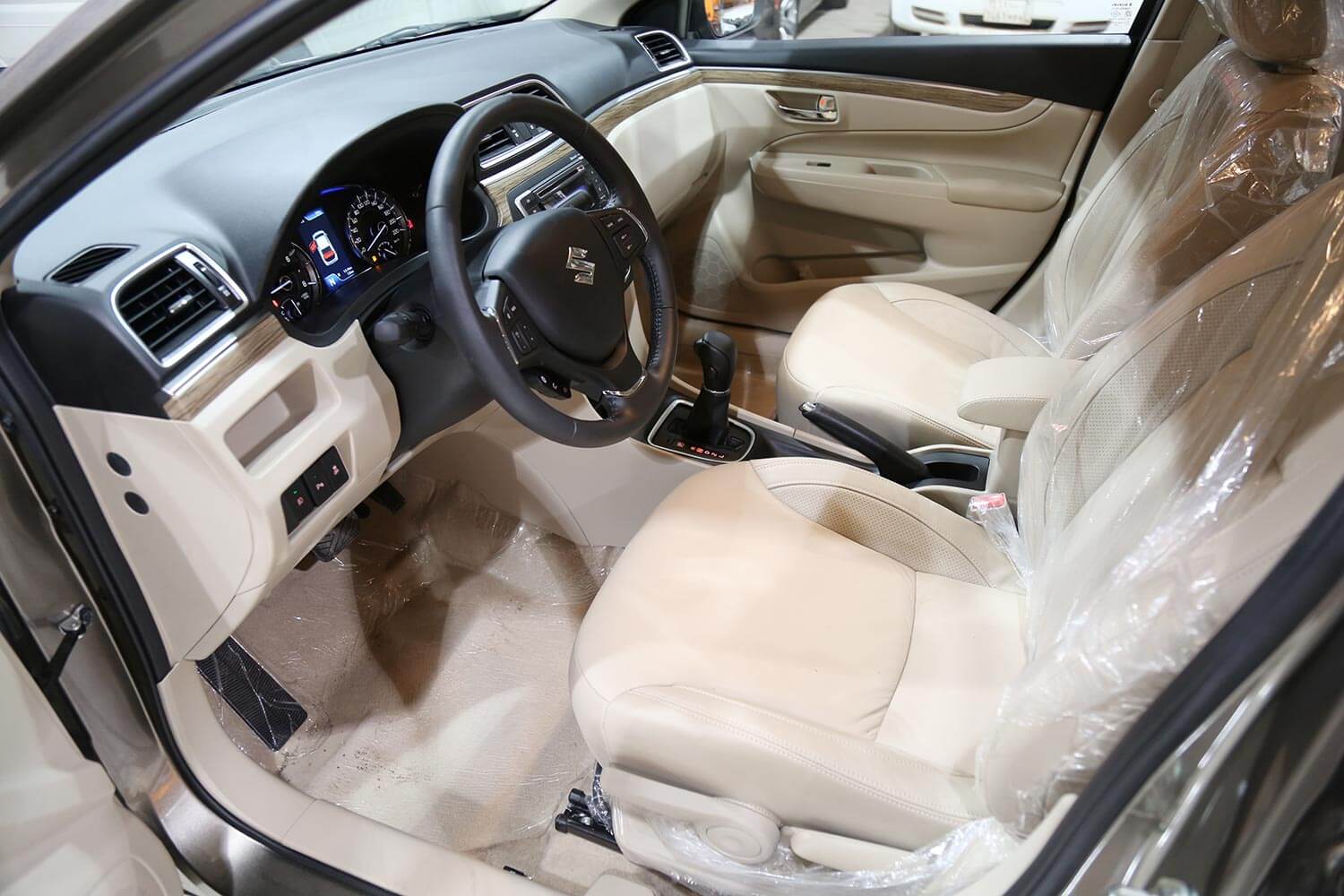 صورة داخلية للسيارة  سوزوكي سياز GLX 2020