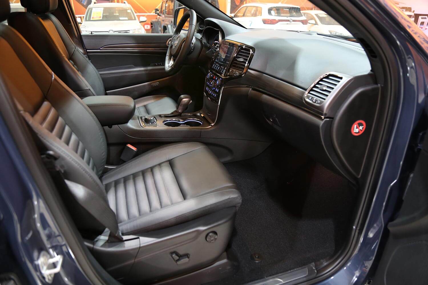 صورة داخلية للسيارة  جيب جراند شيروكي ليميتد S 2021