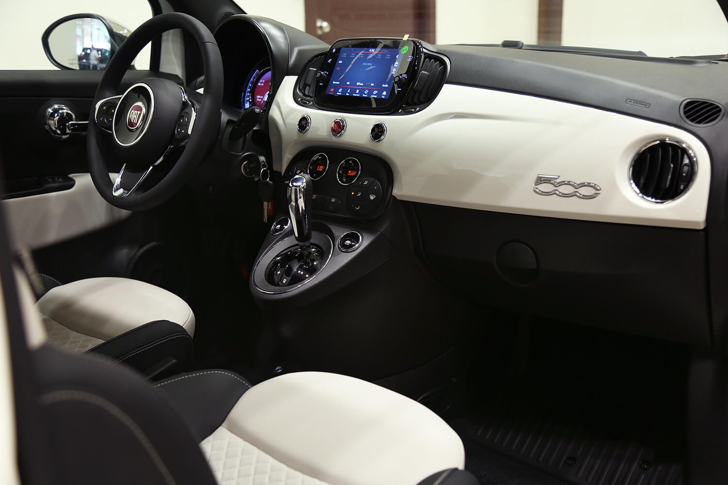 صورة داخلية للسيارة  فيات 500 Dolce Vita hatchback 2021