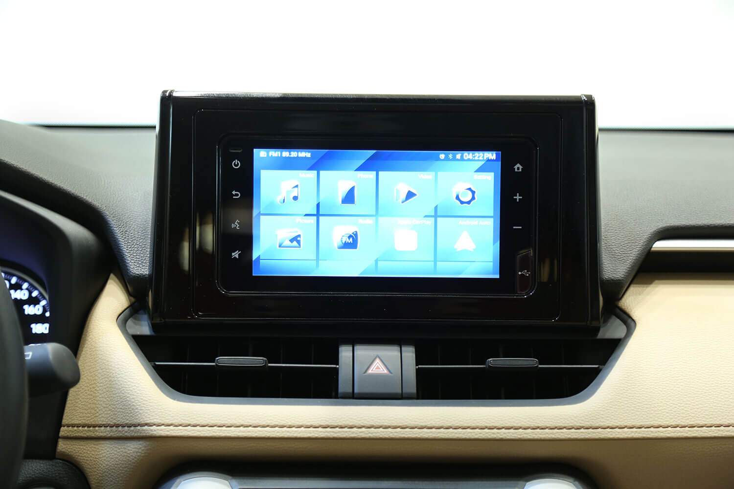 صورة داخلية للسيارة  تويوتا RAV4 XLE 2022